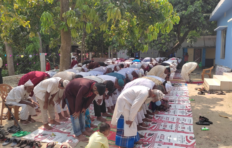 ১৩ গ্রামের আংশিক বাসিন্দা মধ্যপ্রাচ্যের সঙ্গে মিল রেখে একদিন আগে পবিত্র রোজা পালন শুরু করেন। তাই একদিন আগেই ওই গ্রামগুলোর অধিকাংশ মানুষ ঈদ উদযাপন করে থাকেন।