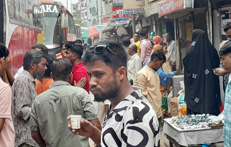 তবে ঈদের আগে বাড়ি যাওয়া যাত্রীরা এখনো ঢাকায় ফিরতে শুরু করেননি।