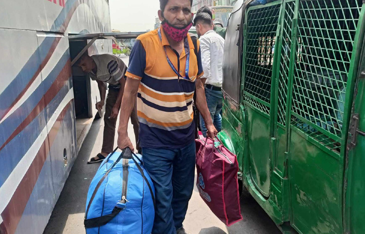 বাস থেকে নেমে সিএনজির জন্য অপেক্ষা করেছেন অনেকে।