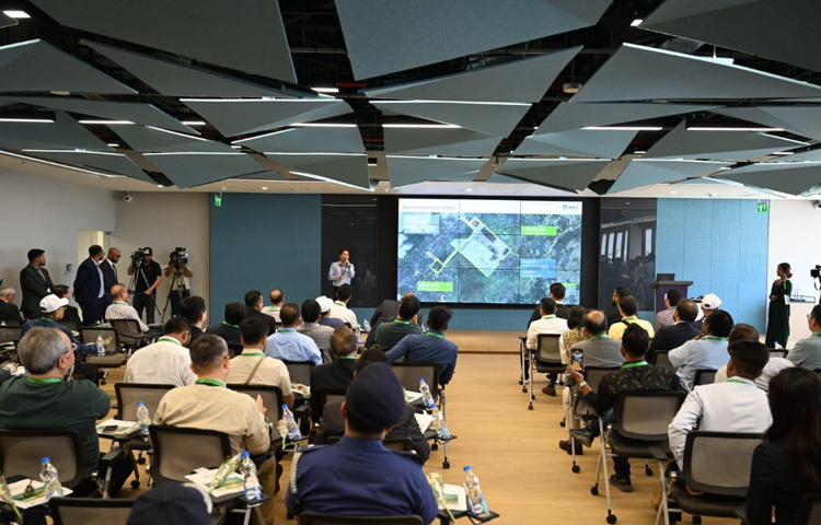 পরিদর্শনকালে তারা বিভিন্ন প্রতিষ্ঠানের শীর্ষ কর্মকর্তাদের সঙ্গে বিনিয়োগ সংশ্লিষ্ট বিভিন্ন বিষয় নিয়ে আলোচনা করেন।