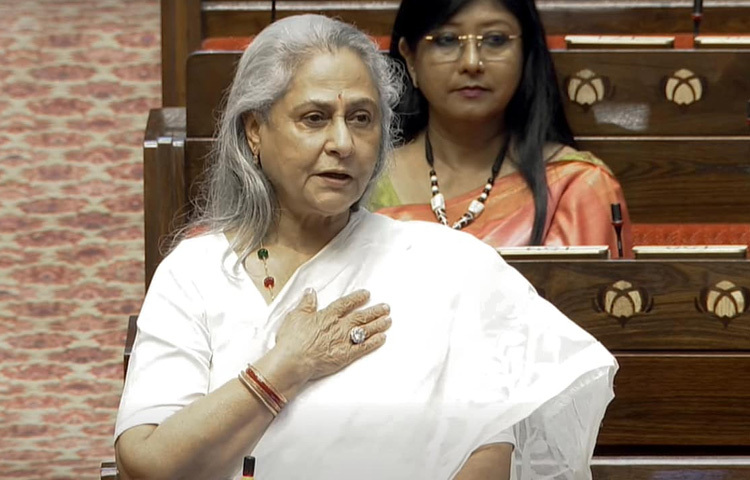 অভিনয়, সংসারের পাশাপাশি রাজনীতিতেও সরব জয়া বচ্চন।