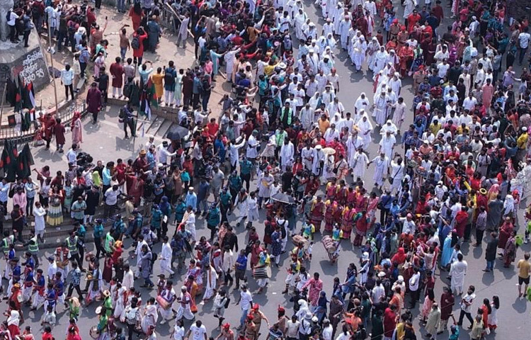 বলা চলে, বাঙালির সর্বজনীন এই প্রাণের উৎসব ছড়িয়েছে টেকনাফ থেকে তেঁতুলিয়া। উৎসবের রঙে নিজেদের রাঙিয়েছেন বিভিন্ন জাতিগোষ্ঠীর মানুষজন।