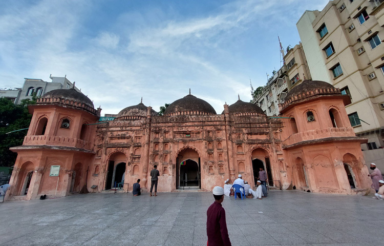 মসজিদের ভেতরে চার কাতারে প্রায় ৯০ জন মুসল্লি একসঙ্গে নামাজ আদায় করতে পারে। মসজিদের সামনে একটি বড় উদ্যান আছে। অনেক আগে এর পাশ দিয়ে বয়ে চলত বুড়িগঙ্গা নদী। শুধু তাই না বড় বড় লঞ্চ, স্টিমার ভিড়ত এ মসজিদের সামনের ঘাটে। আজ কেবলই তা স্মৃতি।