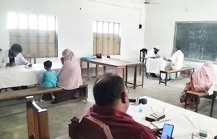 নাটোরের দস্তানাবাদ আলিম মাদরাসায় ফ্রি মেডিকেল ক্যাম্প করেছে আমজাদ খান চৌধুরী মেমোরিয়াল হাসপাতাল। আজ সকাল থেকে পাঁচজন বিশেষজ্ঞ চিকিৎসক দুই শতাধিক রোগীকে ব্যবস্থাপত্র দেন। পরে তাদের প্রত্যেককে বিনা মূল্যে ওষুধ দেওয়া হয়। ছবি: জাগো নিউজ