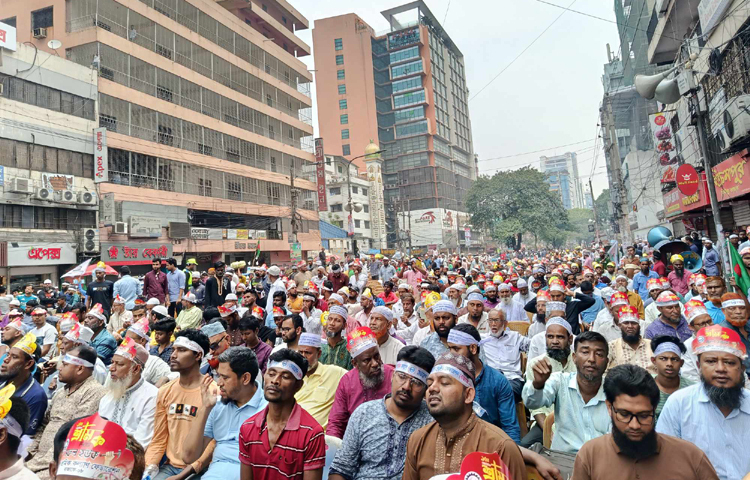 মহান মে দিবস উপলক্ষে রাজধানীর পল্টন মোড়ে বাংলাদেশ শ্রমিক কল্যাণ ফেডারেশন শ্রমিক সমাবেশের আয়োজন করে। ছবি: জাগো নিউজ