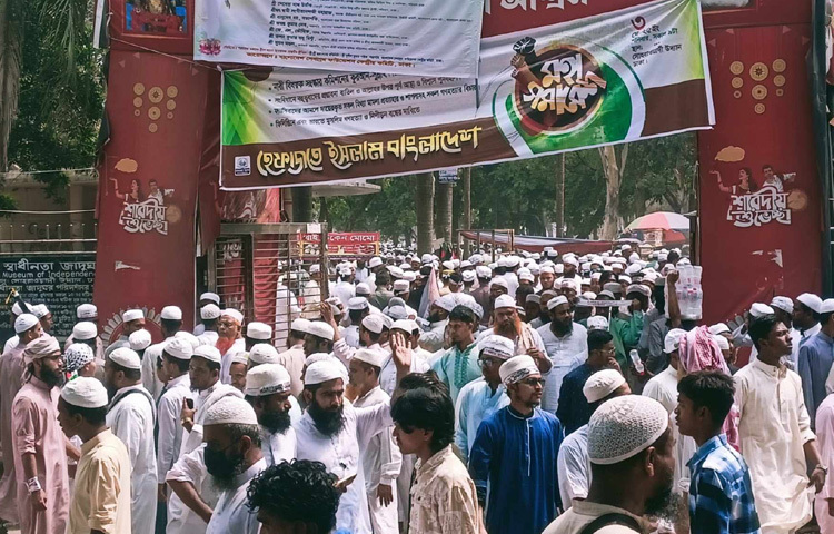 সোহরাওয়ার্দী উদ্যানে মহাসমাবেশে যোগ দিয়েছেন হাজারো হেফাজতে ইসলামের নেতাকর্মী।