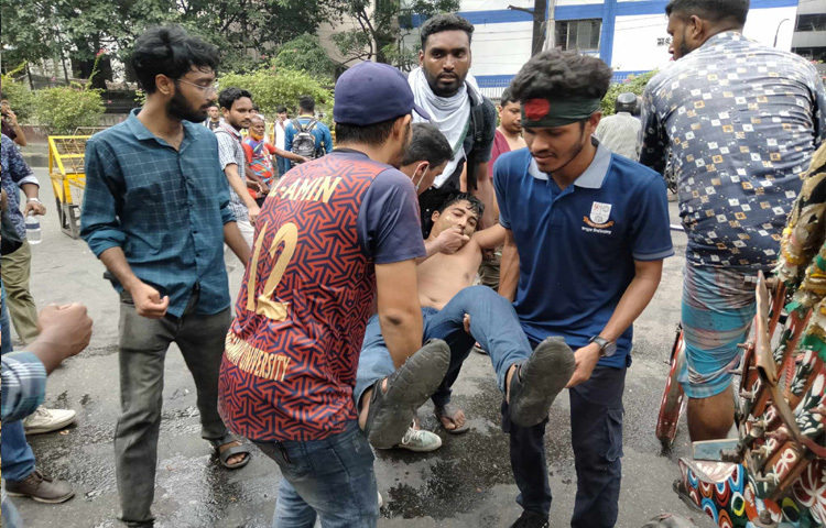 পুলিশের হামলায় আহত হয়েছেন বিশ্ববিদ্যালয় শিক্ষক সমিতির সাধারণ সম্পাদক অধ্যাপক ড. মো. রইছ উদ্দিন, সাংবাদিক সমিতির সাধারণ সম্পাদক মাহাতাব হোসেন লিমন। এছাড়া ঢাকা ট্রিবিউনের জবি প্রতিনিধি সোহান ফরাজি, দৈনিক সংবাদের জবি প্রতিনিধি মেহেদী হাসানও আহত হয়েছেন।