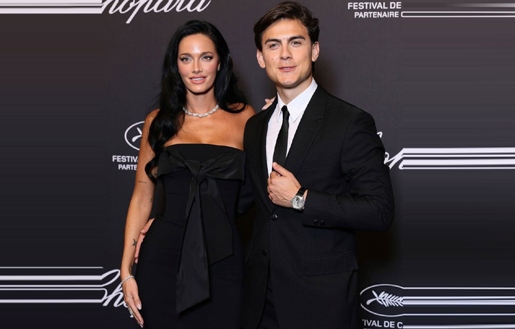 ওরিয়ানা সাবাতিনির কালো গাউন, স্কিনি ফিট কোরসেট, স্ট্রেপলেস কাট আর ঝলমলে হীরের গয়না সবকিছুই ছিল নজরকাড়া।