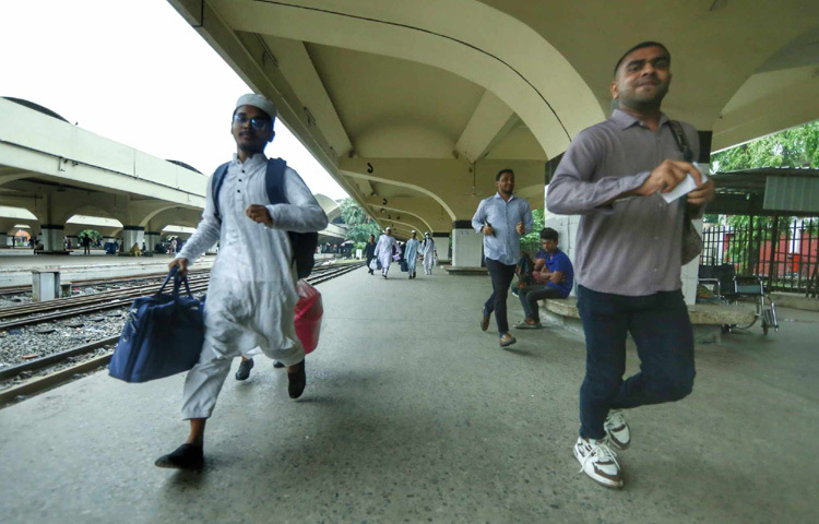 কমলাপুর স্টেশনের প্ল্যাটফর্মে দাঁড়িয়ে থাকা মানুষের মুখে বিরল এক উচ্ছ্বাস, ব্যস্ততা আর আনন্দের মিশ্রণ।