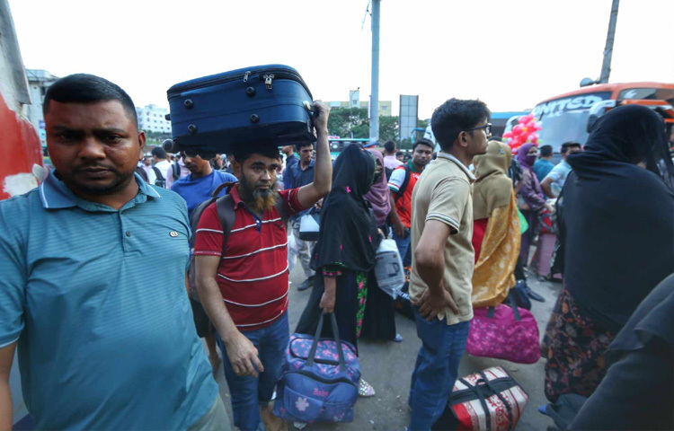শুধু পুরুষ যাত্রী নন, শিশু-বৃদ্ধ থেকে শুরু করে নারীরাও ছিলেন এই অপেক্ষমাণ ভিড়ে। কারো কোলে সন্তান, কারো হাতে ব্যাগ। এই দৃশ্য শুধু ঈদের আগেই দেখা যায় যেন ঈদ না, এ এক অদৃশ্য মানবিক মিলনমেলা।