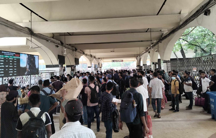 ঢাকা রেলওয়ে স্টেশন ম্যানেজার মো. সাজেদুল ইসলাম বলেন, যাত্রীদের ভোগান্তি লাঘব করে ঈদযাত্রা নিরাপদ করতে আমরা সব ধরনের ব্যবস্থা নিয়েছি। তিন স্তরের টিকিট চেকিং ব্যবস্থা করা হয়েছে। মোবাইল কোর্ট পরিচালিত হচ্ছে। আইনশৃঙ্খলা বাহিনী তৎপর আছে যেন কোনো অনাকাঙ্ক্ষিত ঘটনা না ঘটে। ঈদযাত্রা এখন পর্যন্ত স্বস্তির। সকাল থেকে ১৫টি ট্রেন নির্ধারিত গন্তব্যে ছেড়ে গেছে। সারাদিনে ৬৩টি ট্রেন ঢাকা ছেড়ে যাবে এবং এখন পর্যন্ত কোন ট্রেন শিডিউল বিপর্যয় নেই।