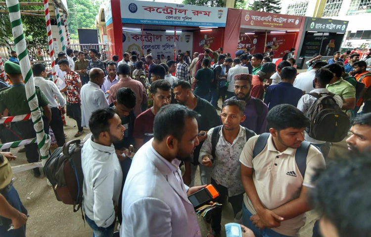 কমলাপুর স্টেশনের প্ল্যাটফর্মে আজ দেখা গেল হাজারো রকম গল্প, চোখে আশার আলো, কানে ট্রেনের বাঁশি, আর হৃদয়ে প্রিয় মানুষের মুখ।