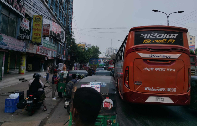 দীর্ঘ অপেক্ষা, টিকিট সংকট, যানজটের শঙ্কা-সবকিছু পেছনে ফেলে মানুষ ফিরছে আপন ঠিকানায়, যেখানে অপেক্ষা করছে প্রিয় মুখ, কোরবানির আয়োজন আর ঈদের আনন্দ।