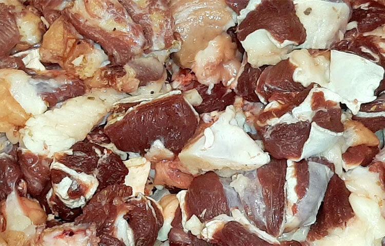 কোরবানির মাংস ঘরে আনার পর দীর্ঘ সময় খোলা অবস্থায় রাখার অভ্যাস মোটেই ঠিক নয়। বিশেষ করে পাঁচ-ছয় ঘণ্টার মধ্যেই এটি সংরক্ষণের ব্যবস্থা করা উচিত, তা-ও এমনভাবে যেন মাংসের স্বাদ ও পুষ্টিগুণ অক্ষুণ্ণ থাকে।