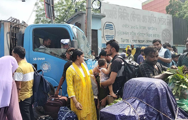 গ্রিন সেন্ট মার্টিন পরিবহনের যাত্রীরা জানাচ্ছেন, বরিশালগামী বাসে এখন জনপ্রতি গুনতে হচ্ছে ৯০০ টাকা। ফরিদপুরের যাত্রীদের কাছ থেকে সাউদিয়া পরিবহন নিচ্ছে ৮০০ টাকা, যেখানে অন্য সময়ে তা ৫০০ টাকার মধ্যে সীমাবদ্ধ থাকে।