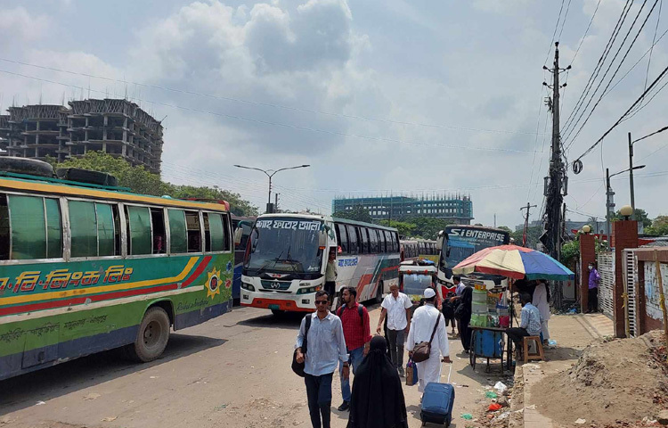 যানজট আর গাড়ির সংকটে ঘরে ফেরা মানুষগুলো যেন আটকে পড়েছে গাবতলীতে।