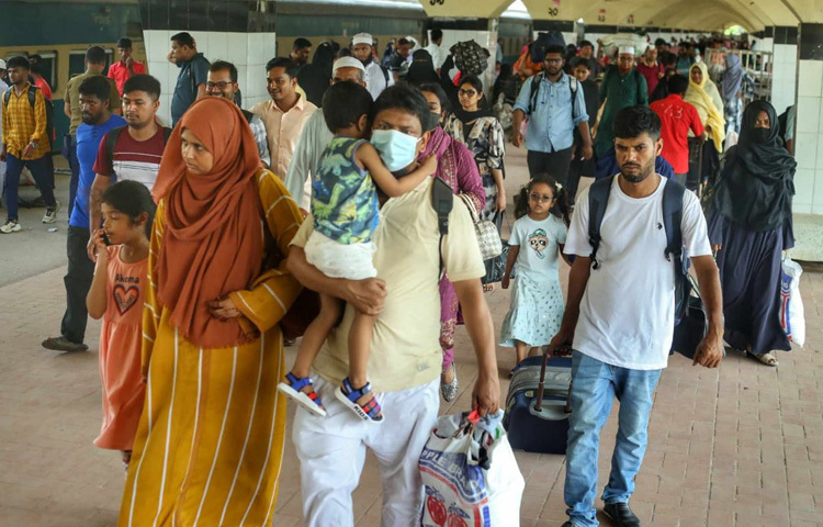 এই ফিরতি যাত্রার এক বড় সাক্ষী হয়ে উঠেছে কমলাপুর রেলস্টেশন। স্টেশনের প্রতিটি প্ল্যাটফর্মে, সিঁড়িতে, ছাউনির নিচে সবখানে শুধু মানুষ আর মানুষ। ঘামে ভেজা মুখ, মাথায় মালপত্র, এক হাতে শিশুর হাত ধরা, আরেক হাতে ব্যাগ-এই দৃশ্য যেন একটাই গল্প বলছে, ‘ফিরে যাচ্ছি... কারণ আর সময় নেই।’