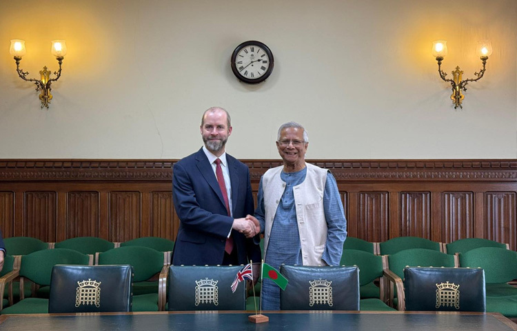 বুধবার ব্রিটিশ পার্লামেন্টে প্রধান উপদেষ্টা অধ্যাপক মুহাম্মদ ইউনূসের সঙ্গে বৈঠক করেছেন যুক্তরাজ্যের ব্যবসা ও বাণিজ্য বিষয়ক পররাষ্ট্রমন্ত্রী এবং বাণিজ্য বোর্ডের সভাপতি জোনাথন রেনল্ডস।