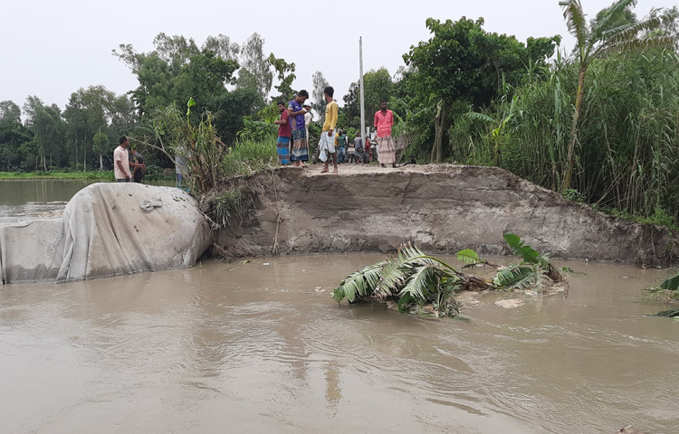 চিলমারী উপজেলা নির্বাহী কর্মকর্তা (ইউএনও) সবুজ কুমার বসাক জানান, ‘শনিবার বিষয়টি পানি উন্নয়ন বোর্ডকে জানিয়েছি। রোববার আমি জেলায় ছিলাম, সেখানে গিয়ে বিষয়টি আবারও তাদের বলেছি।’