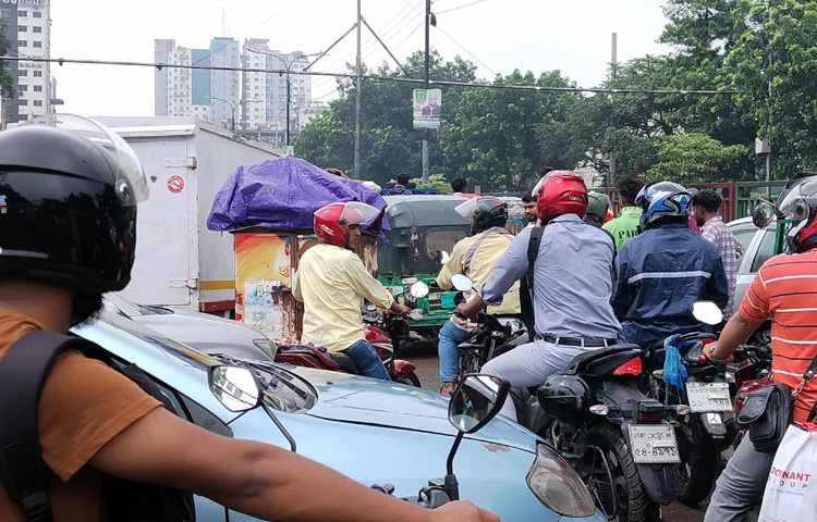 কিন্তু সকাল সাড়ে ৮টার দিকে যখন ইউআইইউ শিক্ষার্থীরা বহিষ্কারাদেশ প্রত্যাহারসহ অন্যান্য দাবিতে নতুনবাজার মোড়ে সড়কে অবস্থান নেয়, তখন যেন বৃষ্টির সঙ্গে মিশে যায় প্রতিবাদের সুর।