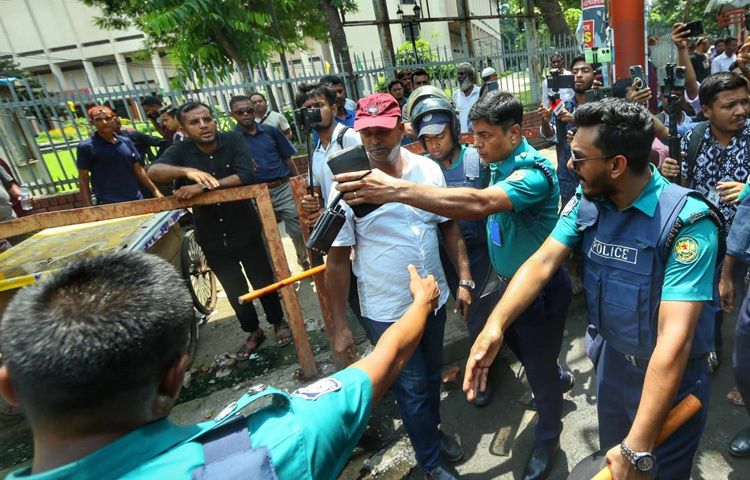 অপ্রীতিকর কোনো ঘটনা না ঘটলেও জনসাধারণের চলাচলে কিছুটা বিঘ্ন ঘটছে, এবং শাহবাগ চত্বরজুড়ে বাড়ছে যানজট।