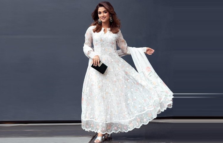 পায়ে পরা সিলভার হিল এবং হাতে ধরা কালো ক্লাচ যেন পুরো লুকের নিখুঁত সমাপ্তি।