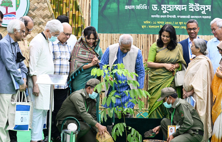 প্রধান অতিথির বক্তব্য শেষে প্রধান উপদেষ্টা পরিবেশ মেলা-২০২৫ এবং জাতীয় বৃক্ষরোপণ অভিযান ও বৃক্ষমেলা-২০২৫ উদ্বোধন করেন। তিনি পরিবেশ সুরক্ষা এবং বন্যপ্রাণী সংরক্ষণে অসামান্য অবদানের স্বীকৃতিস্বরূপ প্রাপকদের মধ্যে জাতীয় পরিবেশ পুরস্কার, জাতীয় বন্যপ্রাণী সংরক্ষণ পুরস্কার এবং জাতীয় বৃক্ষরোপণ পুরস্কার বিতরণ করেন।