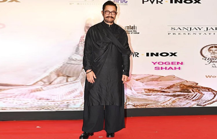 অল ব্ল্যাক কুর্তা-পাজামা-আলোয়ানে অত্যন্ত পরিমিত ও রুচিশীলভাবে ক্যামেরাবন্দি হয়েছেন আমির খান।