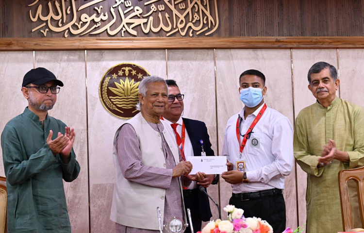 প্রধান উপদেষ্টা বলেন, এ অনুষ্ঠানমালার মাধ্যমে জুলাই-আগস্ট মাসজুড়ে আমরা গত বছরের একটি প্রতিকী দিনকে আবার পুনরুজ্জীবিত করব। এছাড়া, যে লক্ষ্যে আমাদের তরুণ ছাত্ররা, জনতা, রিকশাচালক, শ্রমিক ও কিশোররা শহীদ হয়েছিল, আহত হয়েছিল, সে লক্ষ্য বাস্তবায়নে আমরা নতুন করে শপথ নেবো। কোনো স্বৈরাচার যেন কোথাও মাথাচাড়া না দিতে পারে সেজন্য অনুষ্ঠানটি আমরা প্রতি বছর করব।