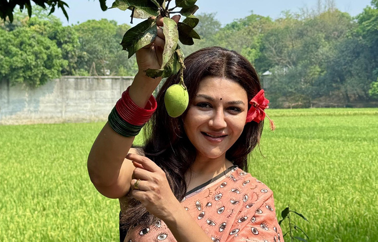 এই ছোট্ট বাগানেই তিনি খুঁজে পান জীবনের আসল সুখ ও শান্তি। তার মতে, নিজের হাতে ফলানো ফল, সবজি কিংবা ফুলের সঙ্গে কোনো কিছুর তুলনা হয় না।