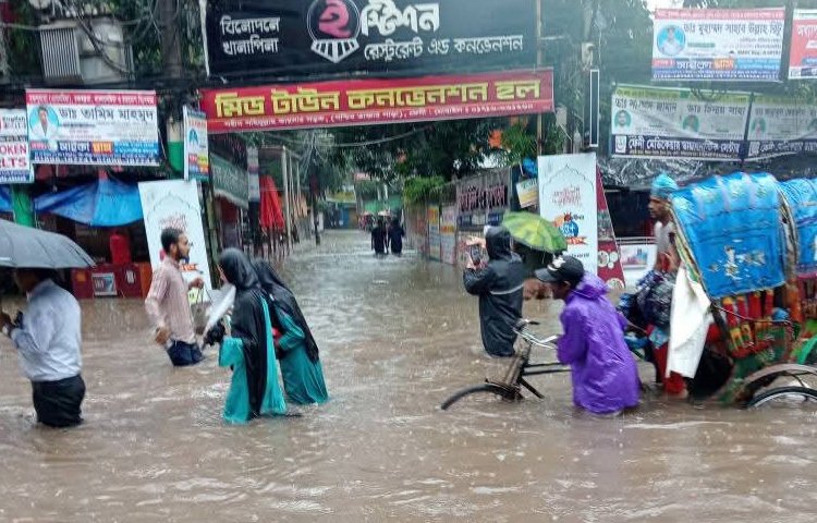 ফেনী সদরের ইউএনও সুলতানা নাসরিন কান্তা জানান, ‘প্রায় সব স্কুলেই সান্মাষিক পরীক্ষা চলছিল। এখন স্কুলে পানি উঠে যাওয়ায় অনেক প্রতিষ্ঠান নিজেদের উদ্যোগে পরীক্ষা স্থগিত করেছে। তবে বোর্ড পরীক্ষা বিষয়ে এখনো কোনো নির্দেশনা আসেনি।’