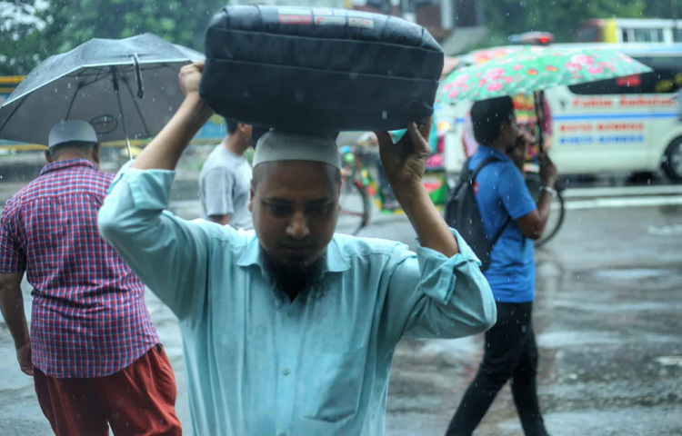 কেউ গাড়ির জন্য অপেক্ষা করছেন পানিতে ভেজা ফুটপাতে দাঁড়িয়ে, কেউবা আবার ভ্যানে কিংবা রিকশায় ভিজতে ভিজতে ছুটছেন অফিসের দিকে।