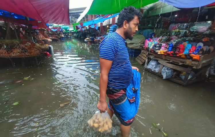 বাজারে আসা ক্রেতারাও পড়েছেন ভোগান্তিতে। হাঁটুপানিতে হেঁটে বাজারে ঢোকার পর যেখানে সেখানে পচা সবজি, কাদা ও দুর্গন্ধে বিরক্ত হয়েছেন অনেকেই।