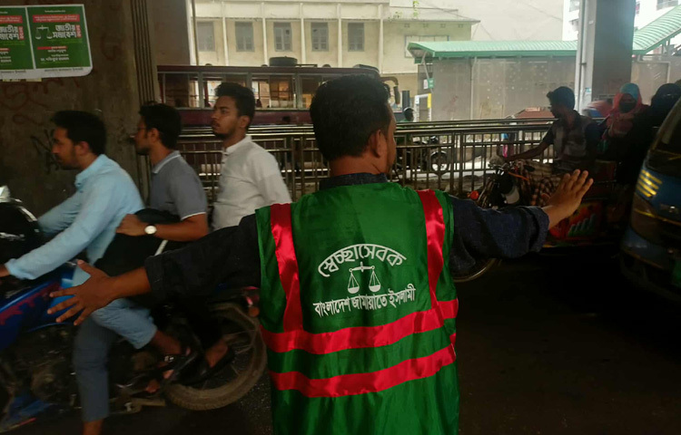 শাহবাগ মোড়, বাংলামোটর, সায়েন্সল্যাব সড়কে যান চলাচল নিয়ন্ত্রণ করছেন জামায়ামের স্বেচ্ছাসেবকরা।