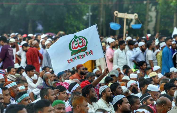 সমাবেশস্থলে আসা নেতাকর্মীদের অনেকেই জানান, তারা রাতের বেলায় ঢাকায় এসে বিভিন্ন এলাকায় অবস্থান করছিলেন। কেউ কেউ ভোরের ট্রেন বা বাসে এসেছেন। অনেককে দেখা গেছে দলবদ্ধভাবে মিছিল করে সমাবেশস্থলে প্রবেশ করতে।