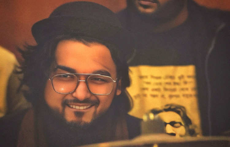 ‘সা রে গা মা পা’র পর বিদেশে (যেমন-যুক্তরাষ্ট্র, যুক্তরাজ্য, কানাডা, দুবাই ও মালয়েশিয়ায়) কন্ট্রাক্টে গানের জন্য আমন্ত্রিত হন।