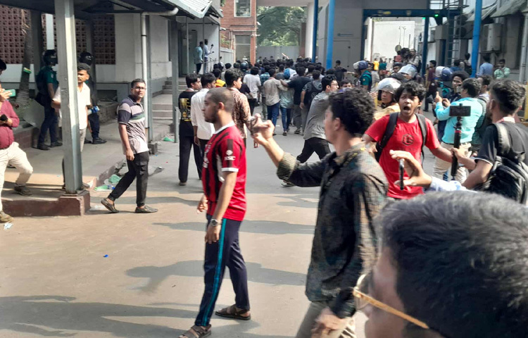 এবার এইচএসসি পরীক্ষার্থীরা জানিয়েছেন, মাইলস্টোন স্কুল অ্যান্ড কলেজে এত বড় বিমান দুর্ঘটনার পরও শিক্ষা মন্ত্রণালয় পরীক্ষা বাতিল করতে গড়িমসি করেছে। তারা গভীর রাতে পরীক্ষা স্থগিত করার ঘোষণা দিয়েছে। ব্যর্থতার দায়ে আমরা শিক্ষা উপদেষ্টা এবং সচিবের পদত্যাগ দাবি করছি।