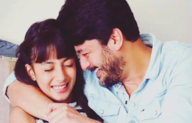 সিনেমায় সারার প্রথম পা পড়ে ২০১৮ সালে, নামজাদা পরিচালক সৃজিত মুখোপাধ্যায়ের পরিচালনায়। তখন ছিলেন এক কিশোরী, পর্দায় পা রাখা যেন ছিল সময়ের অপেক্ষা মাত্র। যীশুর মেয়ে বলে নয়, বরং নিজের দক্ষতা দিয়েই ধীরে ধীরে জায়গা করে নিচ্ছেন সারা। এখন ১৯ বছরের তরুণী তিনি, চোখে স্বপ্ন আর স্টাইলে আত্মবিশ্বাস। অভিনয়ের জগতে থিতু না হয়ে তিনি পা বাড়িয়েছেন ফ্যাশন অঙ্গনের দিকে।