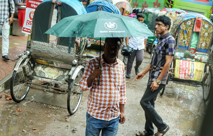 ঢাকার ঘর-বাড়ি থেকে শুরু করে রাস্তাঘাট, ফুটপাত ও বাজার সব জায়গায় দেখা যাচ্ছে ছাতা খুলে কিংবা স্নান বৃষ্টি ভেজা মানুষের ভিড়। কিন্তু সবচেয়ে বেশি কষ্টে পড়েছেন শ্রমজীবী মানুষ ও ফুটপাতের দোকানিরা।