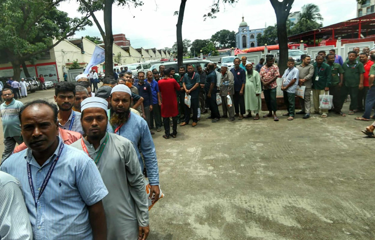 চালকদের চোখের সমস্যা অনেক সময় দুর্ঘটনার কারণ হয়ে দাঁড়ায় তাই নেওয়া হয়েছে এই সময়োপযোগী উদ্যোগ। আয়োজকরা মনে করছেন, চালকদের শারীরিক সক্ষমতা নিশ্চিত করা গেলে সড়কে দুর্ঘটনার হার অনেকটাই কমানো সম্ভব।