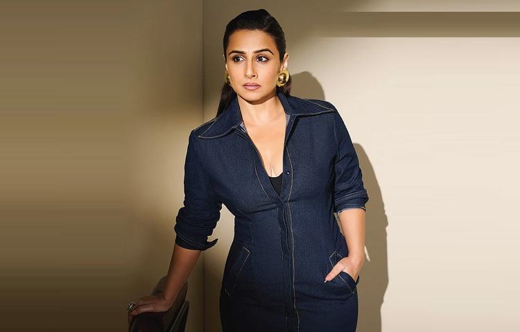 ফ্যাশনের ভাষায় ডেনিম চিরকালীন। এই লুকে বিদ্যা পরেছেন একটি ক্যাজুয়াল ডেনিম ড্রেস, যার নিচে রয়েছে কালো টপ। ড্রেসটির কলার, পাশে থাকা পকেট আর মাঝখানের স্টাইলিশ স্লিট ডিজাইনটি পুরো লুককে দিয়েছে স্মার্টনেসের নতুন সংজ্ঞা।