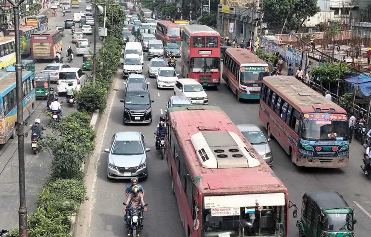 একই সঙ্গে সপ্তাহের প্রথম কর্মদিবস হওয়া নগরবাসীর ছুটে চলার চাপ ও একযোগে এইচএসসি ও বিসিএস পরীক্ষার চাপের প্রভাব পড়েছে সড়কে। ফলে দীর্ঘ যানজটে ও যানবাহনের ধীরগতিতে বিপাকে পড়েছেন কর্মমুখী নগরবাসী।