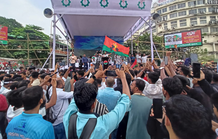 প্রত্যন্ত জেলা থেকে আগত নেতাকর্মীরা রাজধানীর গরম আর দীর্ঘ যাত্রার ক্লান্তি ভুলে স্লোগানে নিজেদের উজ্জীবিত রাখছেন।