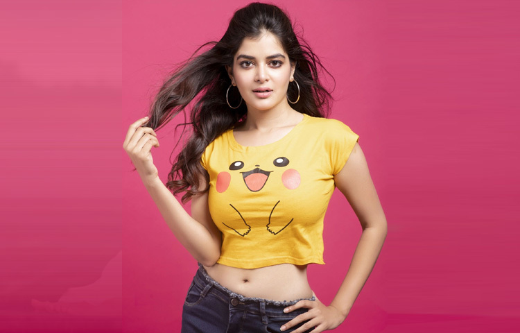 এই প্রশ্নে উঠে এসেছে তিনটি নাম রণিতা দাস, দীপান্বিতা রক্ষিত এবং মধুমিতা সরকার। যদিও পর্দার আড়ালে শোনা যাচ্ছে, রণিতাকে চরিত্রের উপযুক্ত বলে মনে হয়নি নির্মাতাদের, আর দীপান্বিতা নাকি প্রাথমিক পর্যায়ে নিজেই সরে দাঁড়িয়েছেন। ফলে এগিয়ে এসেছেন মধুমিতা। এমনকি তার লুক টেস্ট নিয়েও ইতিবাচক প্রতিক্রিয়া মিলেছে বলেই জানা গেছে।