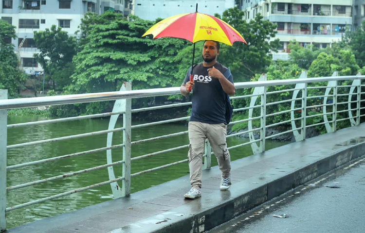 ভ্যাপসা গরমে ক্লান্ত শহরবাসী কিছুটা স্বস্তি পায় এই ভোরের শীতলতায়।