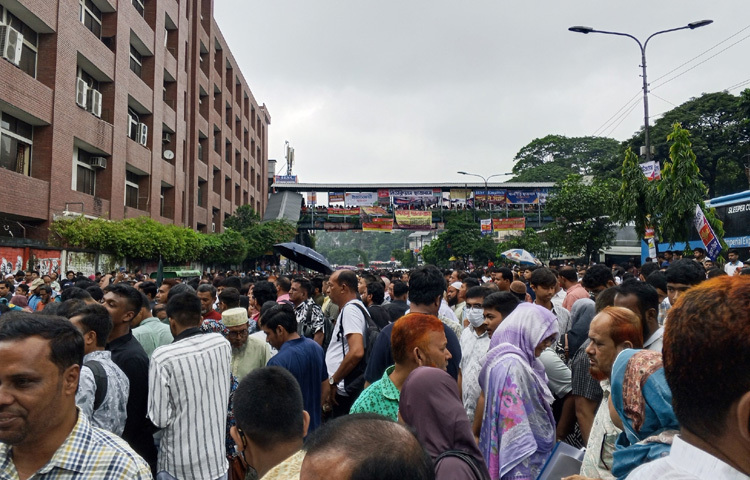 সন্তানকে ভেতরে প্রবেশ করিয়ে দিয়ে বাইরে ওভারব্রিজের নিচে দাঁড়িয়ে আছেন অভিভাবকরা।