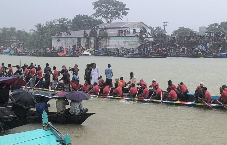শিস ঢাক-ঢোল আর বাঁশির সুরের পাশাপাশি নৌকার মাঝিদের তাল মিলিয়ে বৈঠা চালানো দর্শকের হাততালিতে নদী যেন নতুনভাবে প্রাণ ফিরে পেয়েছে।