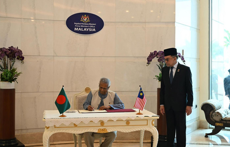 প্রধান উপদেষ্টা অধ্যাপক মুহাম্মদ ইউনূস পুত্রজায়ায় দর্শনার্থী বইয়ে সই করেন।