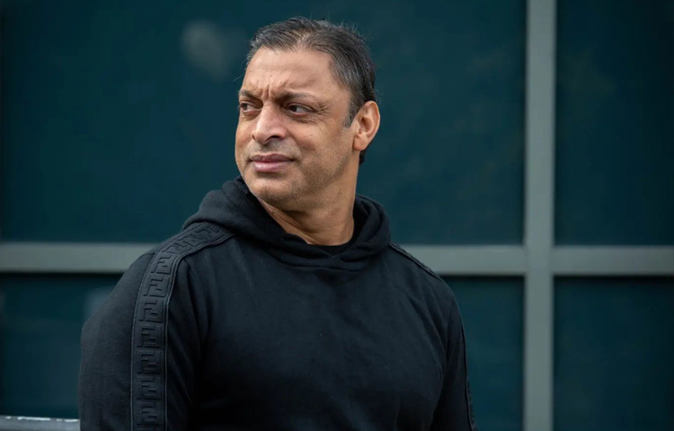 তবে সাফল্যের সঙ্গে সঙ্গে বিতর্কও কম পিছু নেয়নি শোয়েবকে। অবৈধ বোলিং অ্যাকশনের অভিযোগ, শৃঙ্খলাভঙ্গ, সতীর্থদের সঙ্গে বিরোধ এসব কারণে একাধিকবার দল থেকে ছিটকে গেছেন তিনি।