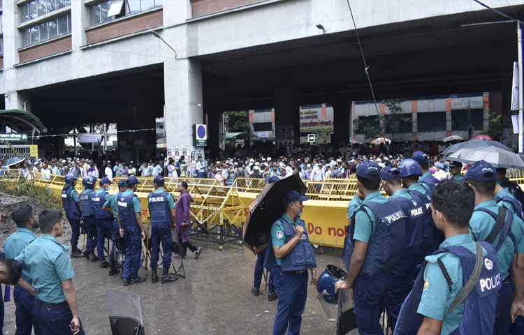 এ সময় অবস্থানরত শিক্ষকরা প্রেসক্লাবের সামনে সড়কে অপেক্ষা করেন। এদিকে শিক্ষকদের পদযাত্রা ঠেকাতে বড় প্রস্তুতি নেয় আইনশৃঙ্খলা বাহিনী।